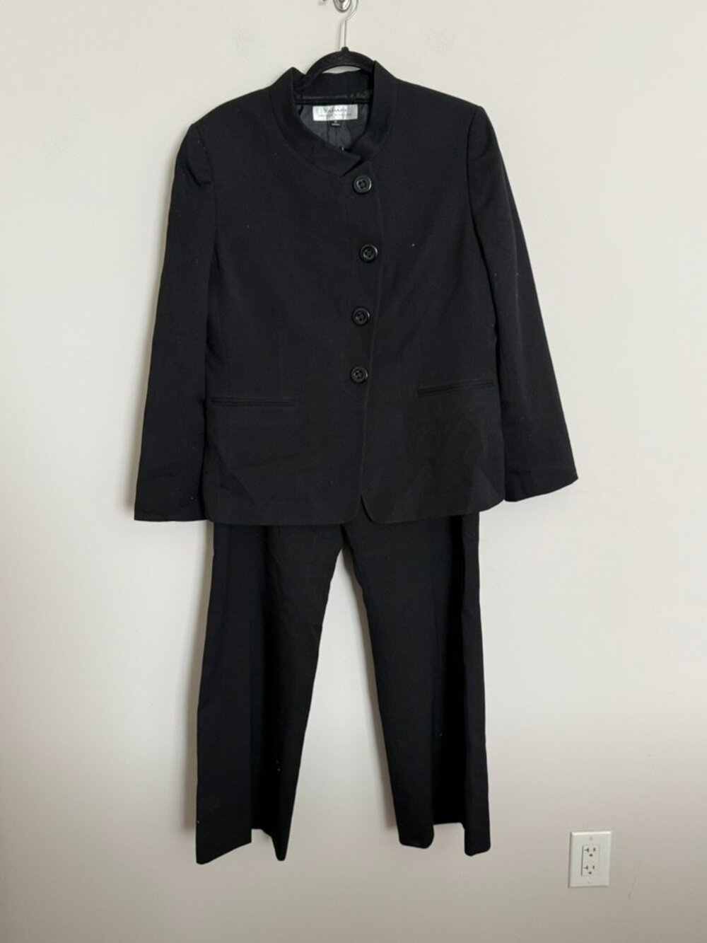 Woman Tahari Arthur S. Levine 2-piece Black Pant Suit - Size 16. - Picture 2 of 12